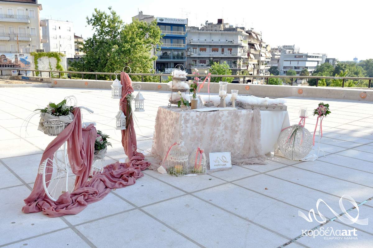 Τραπέζι γάμου με μπομπονιερες και ευχολογιο